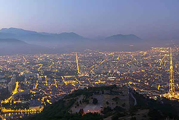 799px Grenoble de nuit by Matthieu Riegler